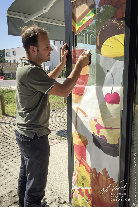 Création, impression et pose de Stickers sur une vitrine