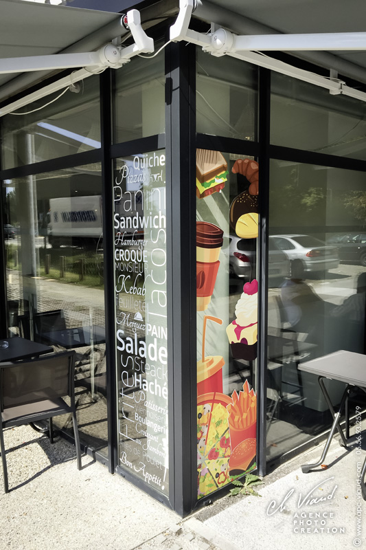 Création, impression et pose de Stickers sur une vitrine