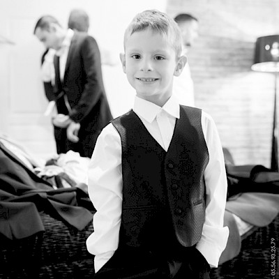 Reportage mariage, portrait du fils des mariés