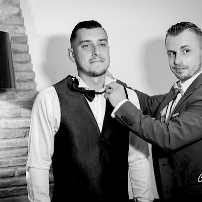 Reportage mariage, photo fun de la préparation du mariés et de ses amis