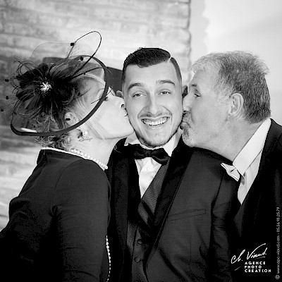 Reportage mariage, photo fun de la préparation du mariés avec sa mère et son beau-père