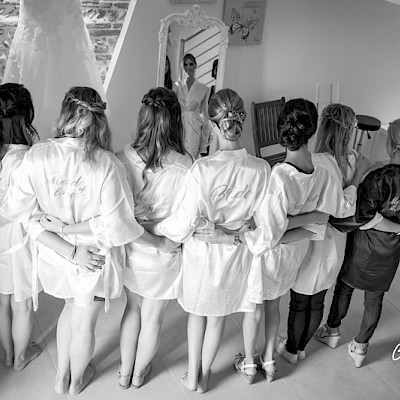 Reportage mariage, photo de la préparation de la mariée avec ses demoiselles d'honneurs