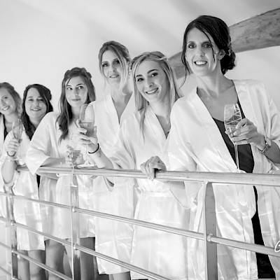 Reportage mariage, photo de la préparation de la mariée et de ses amies avec des coupes de champagne