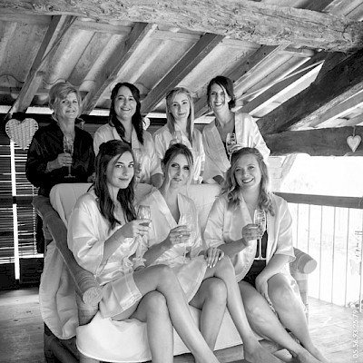 Reportage mariage, photo de la préparation de la mariée et de ses amies avec des coupes de champagne