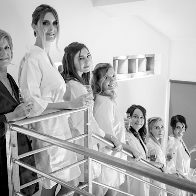 Reportage mariage, photo de la préparation de la mariée et de ses amies avec des coupes de champagne
