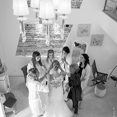 Reportage mariage, photo de la préparation de la mariée avec ses demoiselles d'honneurs