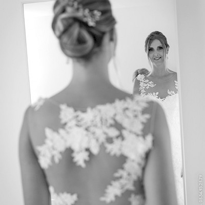 Reportage mariage, photo de la préparation de la mariée avec sa robe de mariée