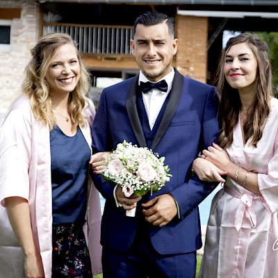 Reportage mariage, photo du marié avec les demoiselles d'honneurs