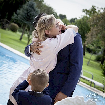 Reportage mariage, photo émotion du marié avec sa soeur