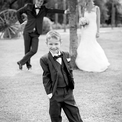 Reportage mariage, photo de couple fun avec leurs fils