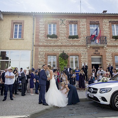 Reportage mariage, photo d'ambiance devant la mairie