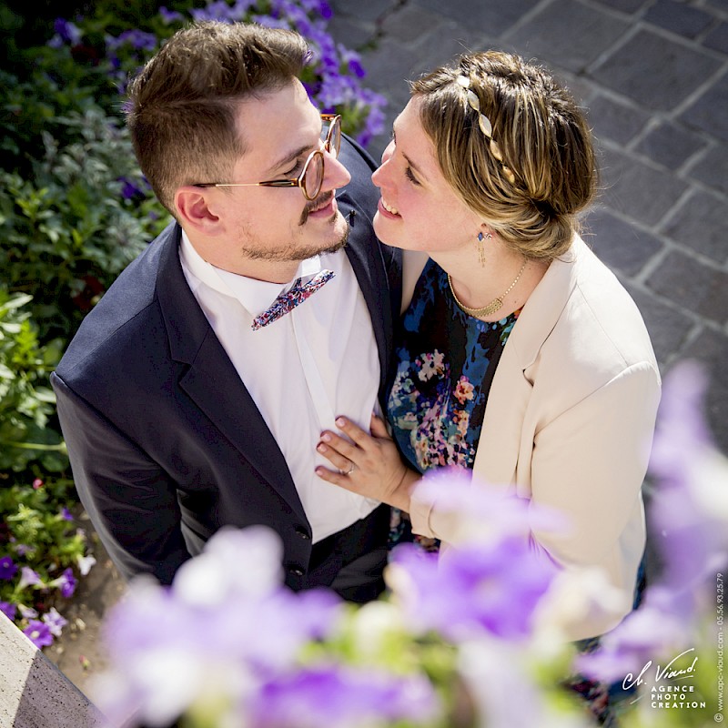 Reportage mariage, photo des mariés devant la mairie