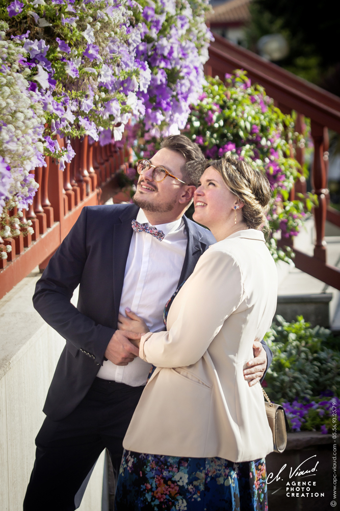 Reportage mariage, photo des mariés devant la mairie à Hendaye