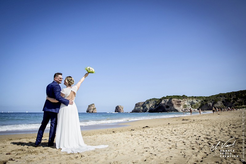 Reportage mariage, photo des mariés sur la plage devant les jumeaux à hendaye