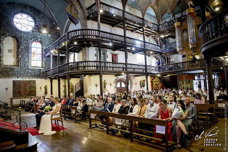 Reportage mariage, photo des mariés dans l'église à Hendaye