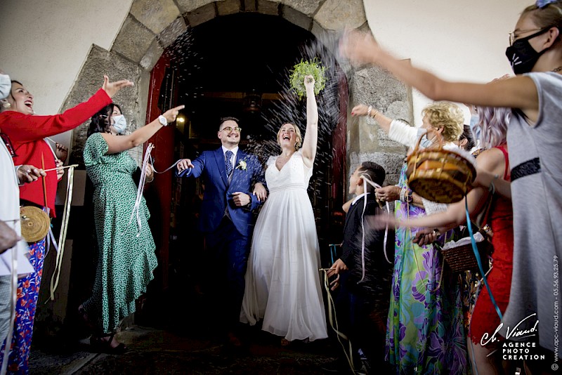 Reportage mariage, photo des mariés à la sortie de l'église à Hendaye
