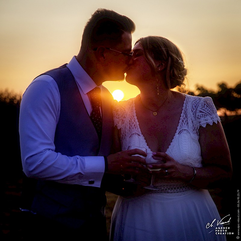 Reportage mariage, photo de couple au couché du soleil
