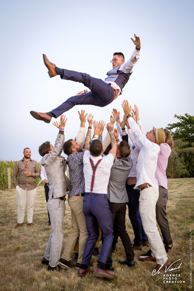 Reportage mariage, photo de groupe lancé du marié
