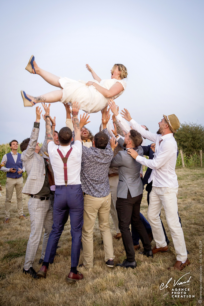 Reportage mariage, photo de groupe lancé de la mariée