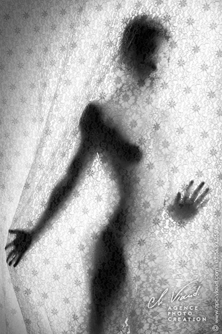 Photo artistique en ombre et lumière pour femme