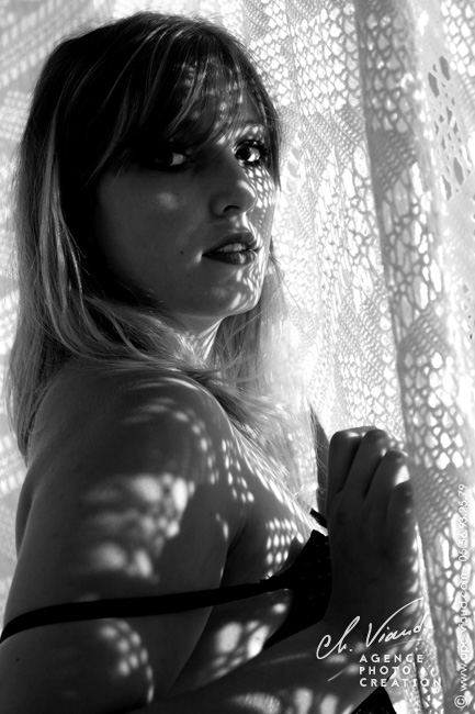 Shooting photo de charme en ombre et lumière pour femme