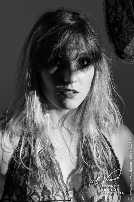 Portrait en noir et blanc en studio photo professionnel pour femme