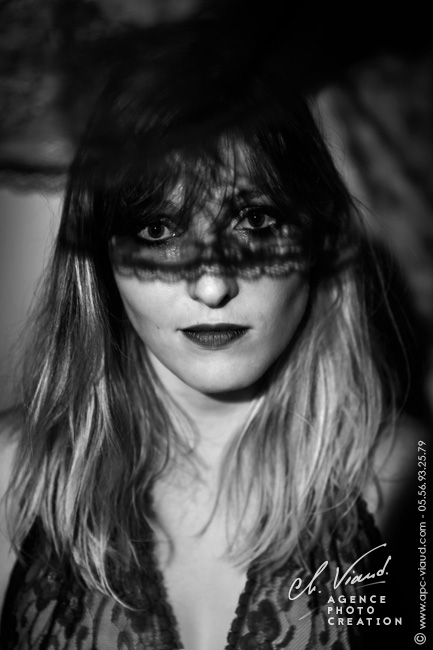 Shooting photo de charme pour femme avec un masque de dentelle