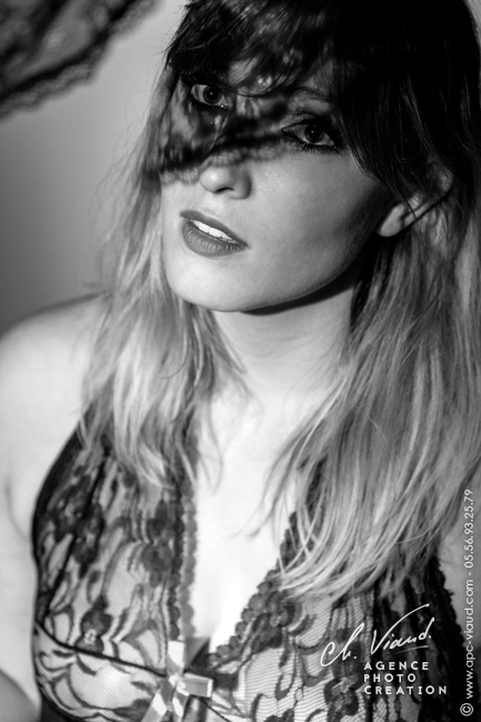 Shooting photo de charme pour femme avec un masque de dentelle