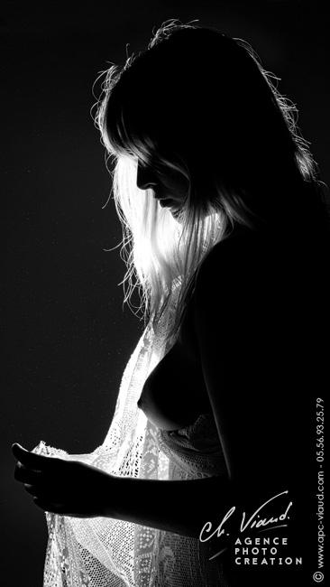 Séance photo artistique avec jeux d'ombre et lumière pour femme