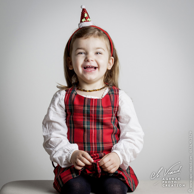 Photo en studio d'une petite fille en rouge