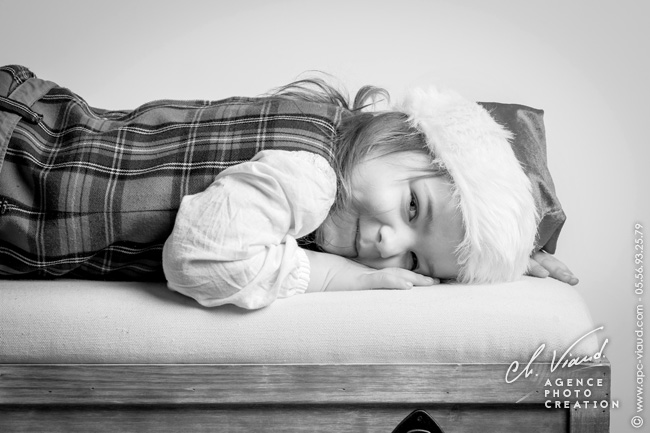 Séance photo d'une petite fille avec un bonnet de Père Noël