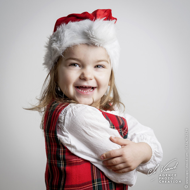 Jolie portrait photo d'une petite fille en studio professionnel
