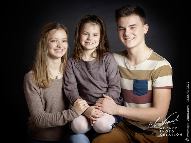 Photo en studio pour deux soeurs et leur frère