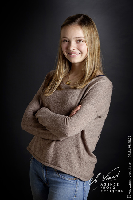 Beau portrait studio pour une jeune fille