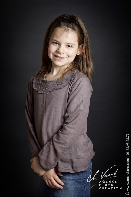 beau portrait en studio d'une petite fille