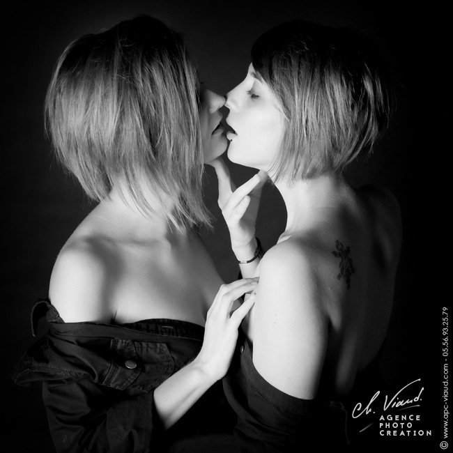 Séance charme pour ce couple de femme