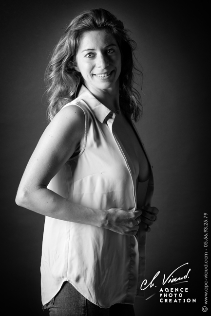 Portrait photo de femme sexy en studio professionnel