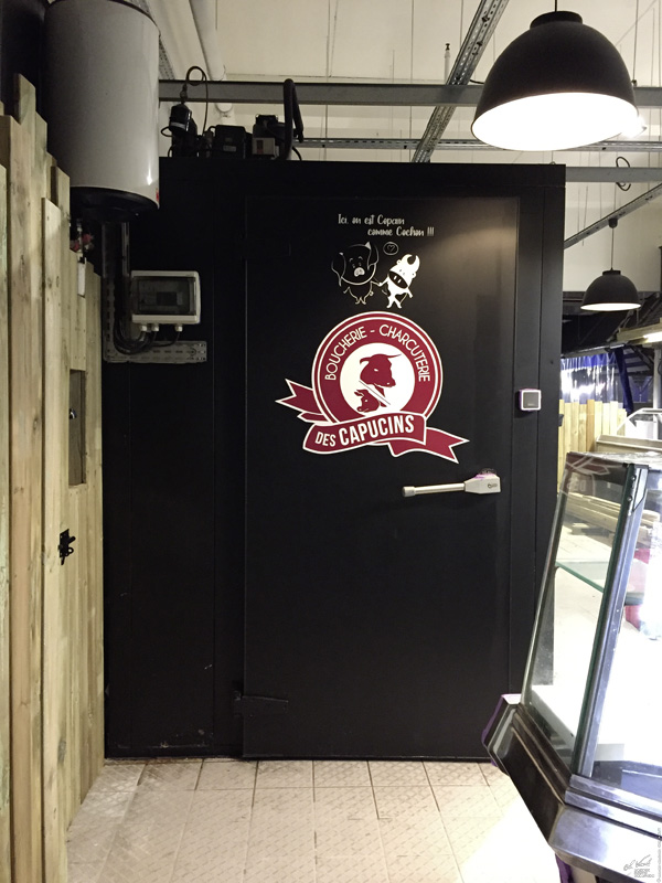 Création et impression d'illustration en adhésif pour un boucher charcutier