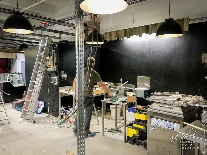 Création d'enseignes, d'ardoises et de stickers personnalisés pour un stand de boucher sur le marché des capucins à bordeaux