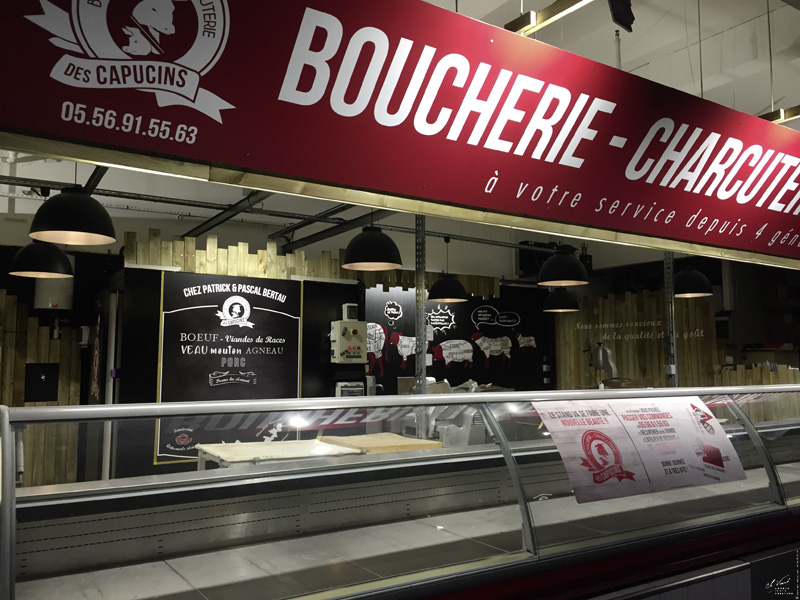 Création d'enseignes, d'ardoises et de stickers personnalisés pour un stand de boucher sur le marché des capucins à bordeaux