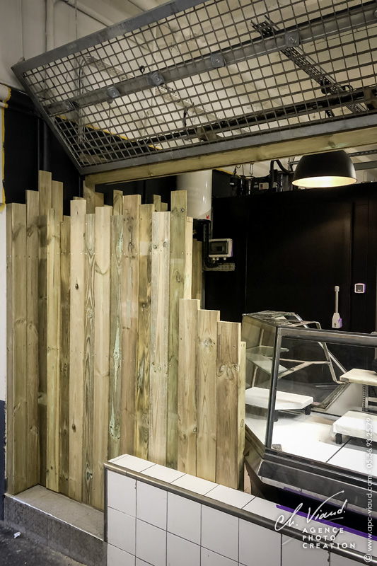 Création d'enseignes, d'ardoises et de stickers personnalisés pour un stand de boucher sur le marché des capucins à bordeaux