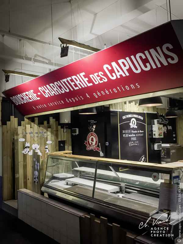 Création d'enseignes, d'ardoises et de stickers personnalisés pour un stand de boucher sur le marché des capucins à bordeaux