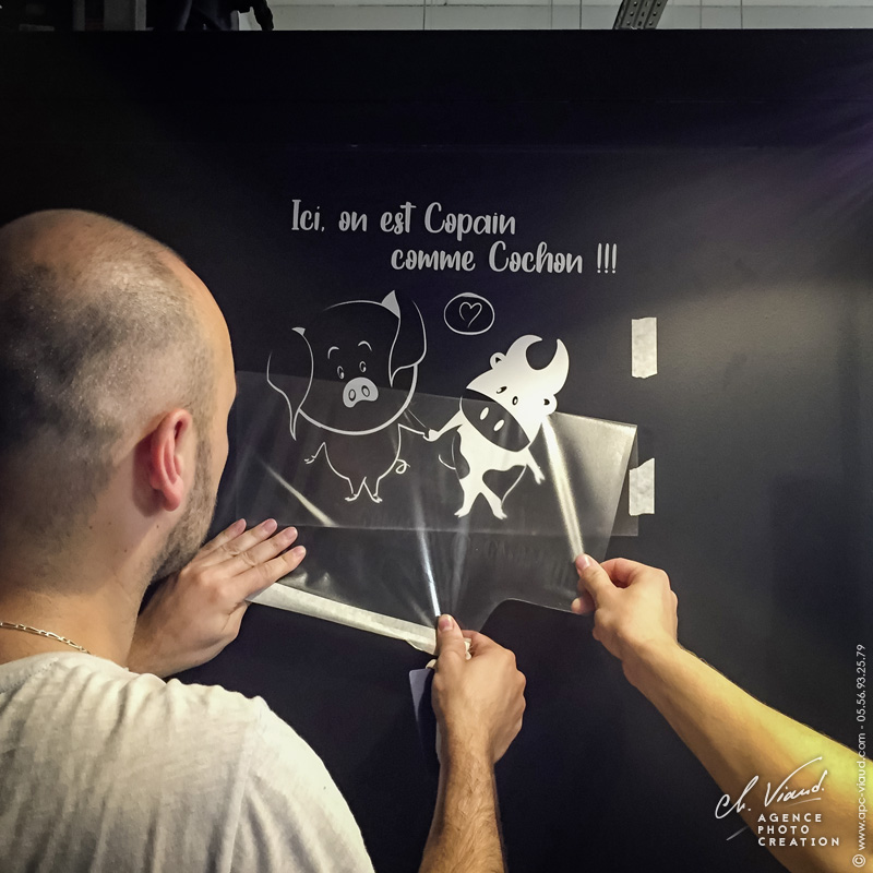 Création d'enseignes, d'ardoises et de stickers personnalisés pour un stand de boucher sur le marché des capucins à bordeaux