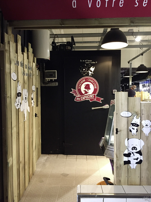 Création d'enseignes, d'ardoises et de stickers personnalisés pour un stand de boucher sur le marché des capucins à bordeaux