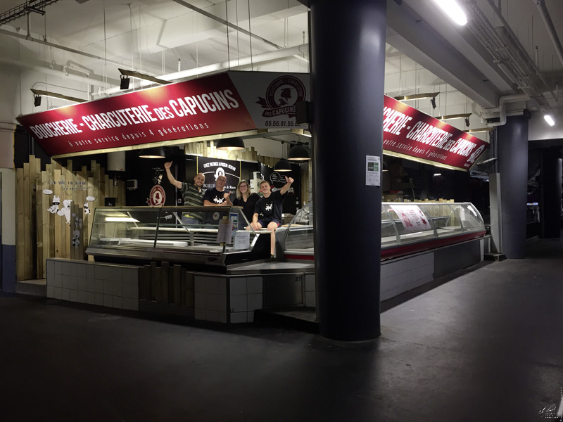 Création d'enseignes, d'ardoises et de stickers personnalisés pour un stand de boucher sur le marché des capucins à bordeaux