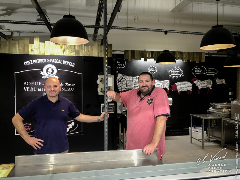 Création d'enseignes, d'ardoises et de stickers personnalisés pour un stand de boucher sur le marché des capucins à bordeaux