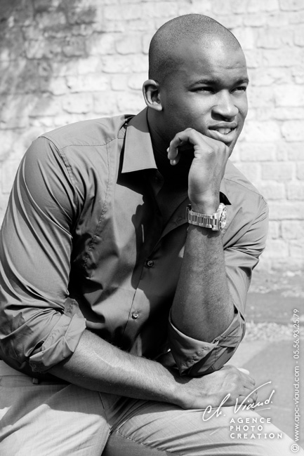 Beau portrait en noir et blanc corporate d'un homme en exterieur