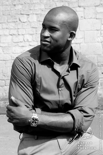 Beau portrait en noir et blanc professionnel d'un homme en exterieur