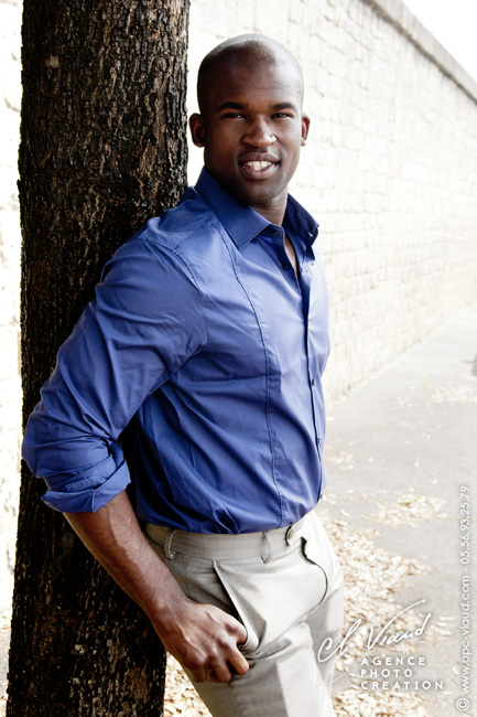 Beau portrait corporate d'un homme en exterieur