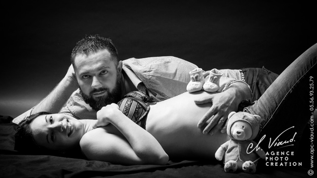 belle photo en noire et blanc d'un couple pour une séance photo de naissance